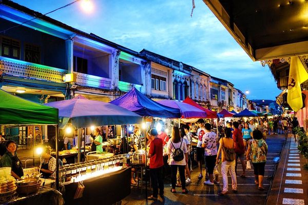 cho-dem-phuket-1