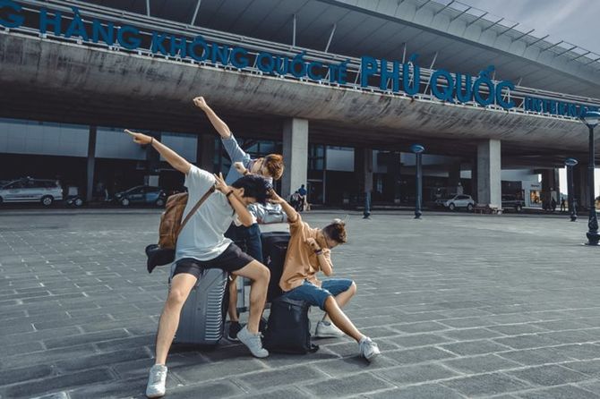 xe-o-to-dua-don-san-bay-phu-quoc-5