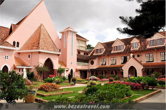khuon-vien-nha-tho-domaine-de-marie