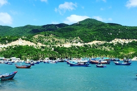 Tour Sài Gòn Đi Vịnh Vĩnh Hy Bằng Tàu Lửa