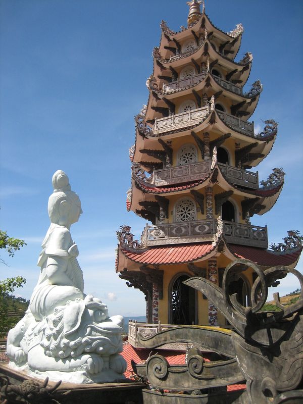 thap-7-tang-linh-phuoc-bazantravel
