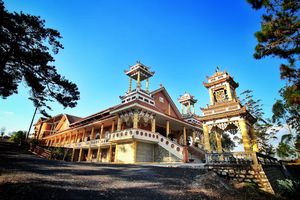 Nhà thờ Du Sinh Đà Lạt hút hồn du khách nhờ kiến trúc cổ độc đáo