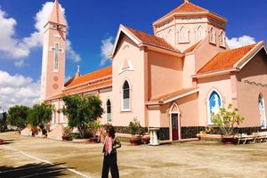 Nhà thờ Thánh Mẫu Đà Lạt - giải mã điểm check in màu hồng cực hot