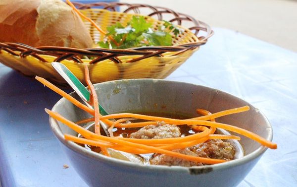 banh-mi-xiu-mai-nong-hoi-bazan-travel