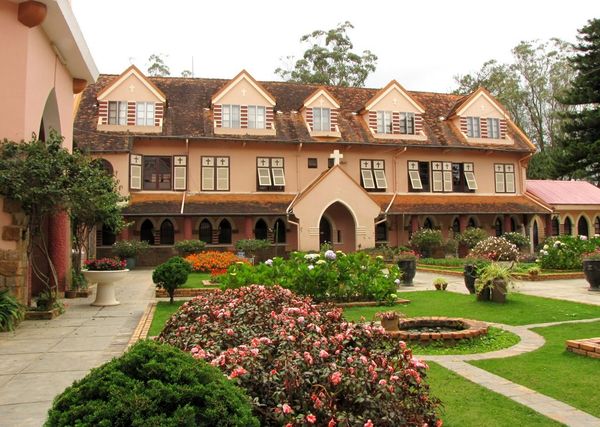 nha-tho-domaine-bazan-travel