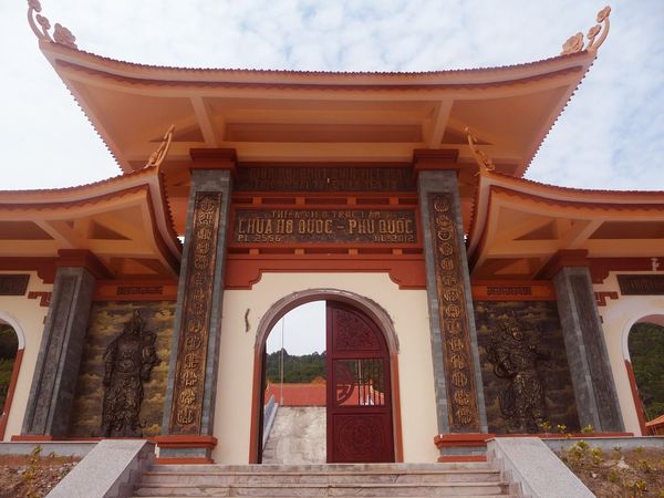 ho-quoc-pagoda-bazan-travel