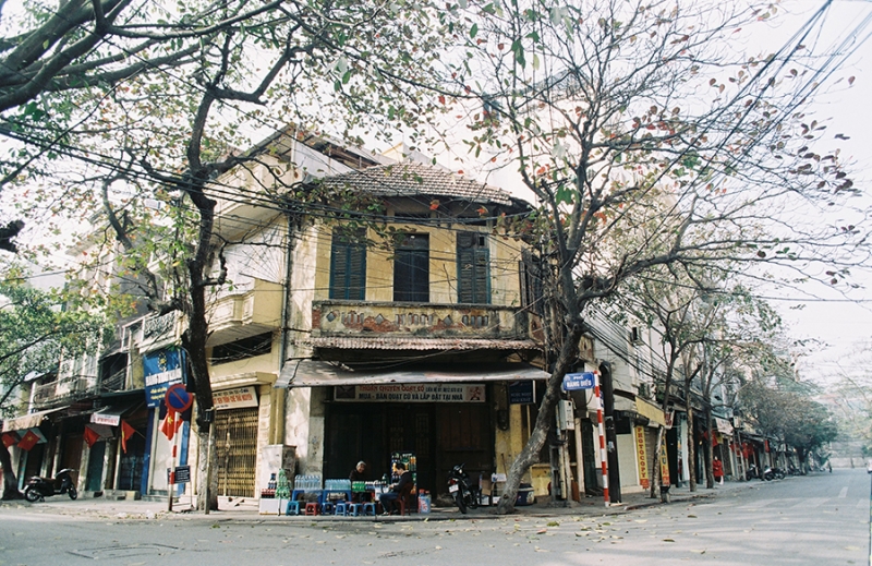 Mãi yêu Hà Nội, đến đây để cảm nhận không khí ấm áp, phố phường rực rỡ đèn lồng dịp Tết. Tận hưởng món phở ngon nhất, uống trà thơm ngát, trót thì để lòng bao la cùng thành phố Hồ Gươm.