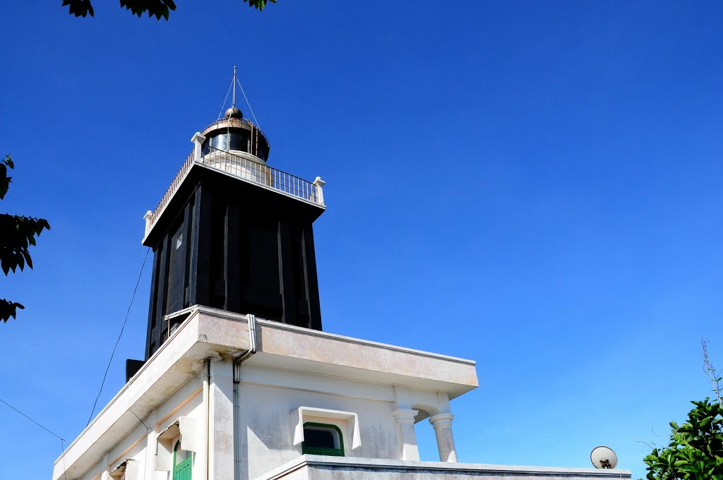 Ngọn hải đăng trên đảo Phú Quý là một trong những ngọn Hải Đăng lớn nhất ở Việt Nam
