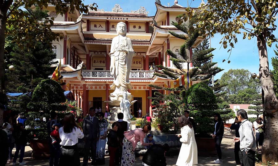 Tượng Quan Thế Âm Bồ Tát đứng trước Chùa Bửu Nghiêm, Pleiku, Gia Lai
