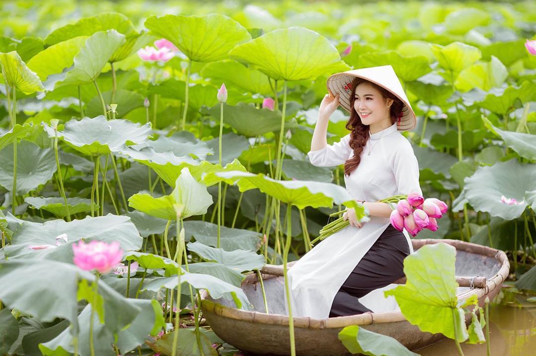 Đầm sen đẹp nhất Việt Nam đã được ghi lại trong hình ảnh rực rỡ này. Mãn nhãn với những đóa sen đang khoe sắc tím nhạt tuyệt đẹp và mặt nước hồ lấp lánh dưới ánh nắng. Hãy khám phá ngay để có những trải nghiệm đầy cảm xúc.