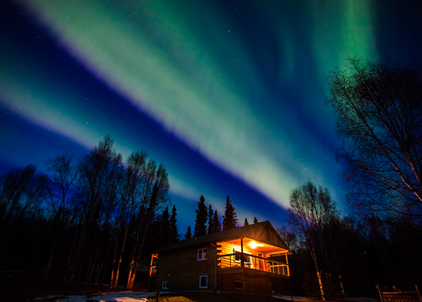cabin-with-aurora