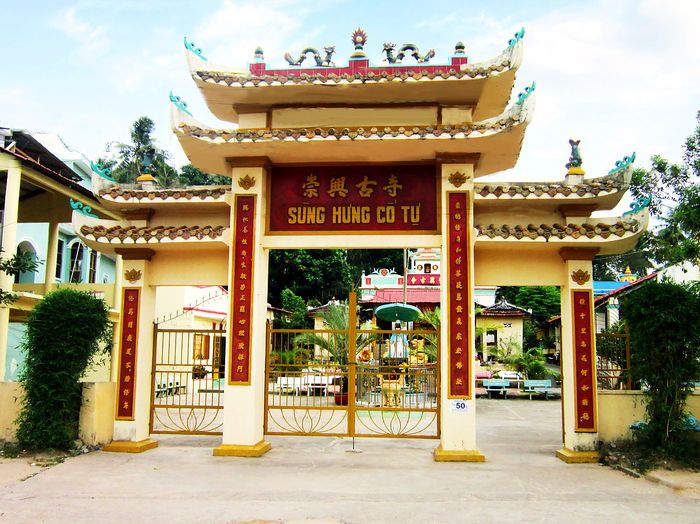 chua-ong-phung-bazan-travel