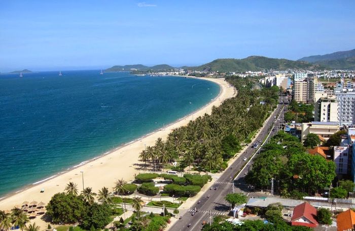 bai-tam-nha-trang-bazan-travel