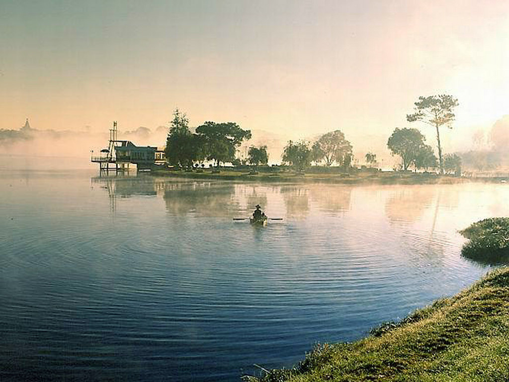 Hồ Than Thở - Huyền thoại của những câu chuyện tình đẹp