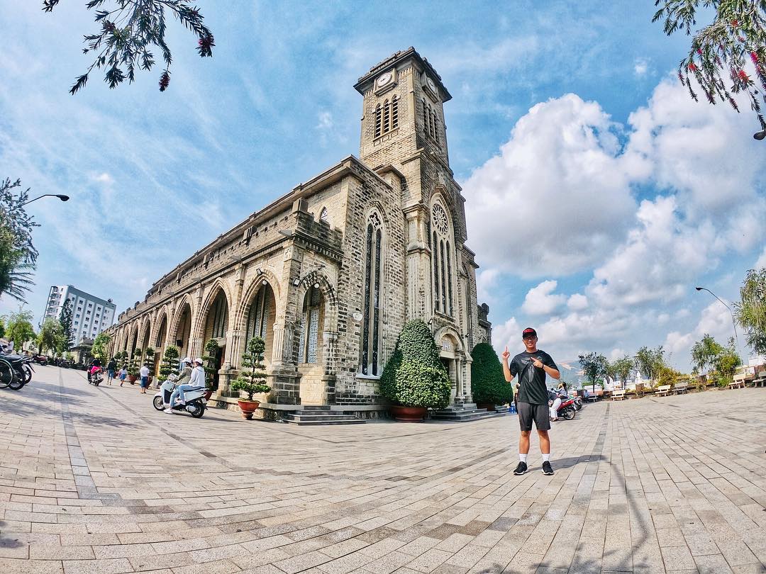 Chụp ảnh chuẩn Châu Âu tại nhà thờ đá Nha Trang