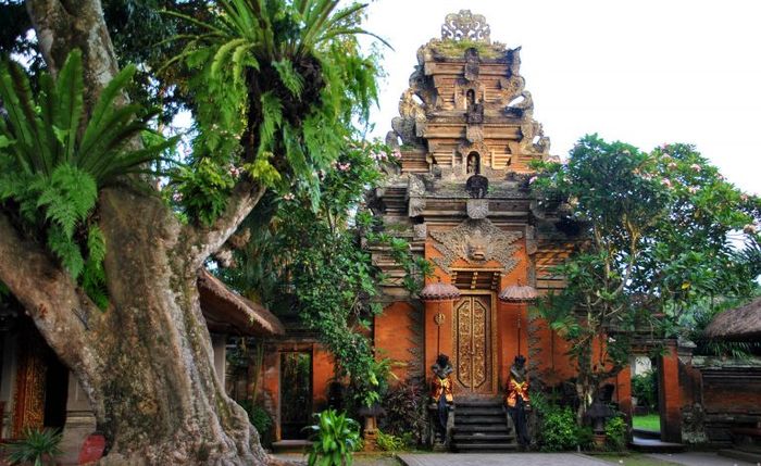 cung-dien-ubud-tren-dao-bali