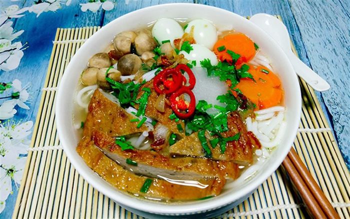 banh-canh-cha-ca-mui-ne