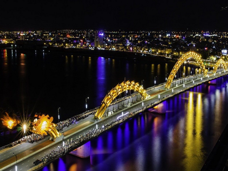Hãy chiêm ngưỡng Cầu Rồng Đà Nẵng với vẻ đẹp lung linh, đặc biệt vào ban đêm khi chiếc cây cầu dài 666m này lung linh ánh sáng, tạo nên một màn trình diễn ánh sáng lộng lẫy và bắt mắt.