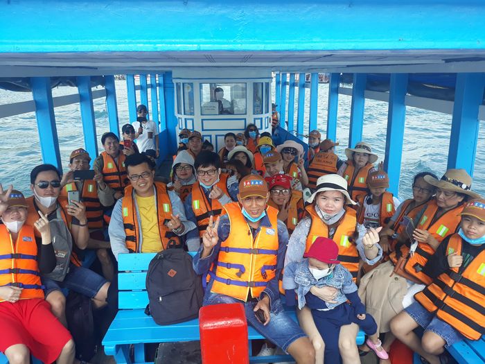 dung-com-tren-be-dao-binh-hung