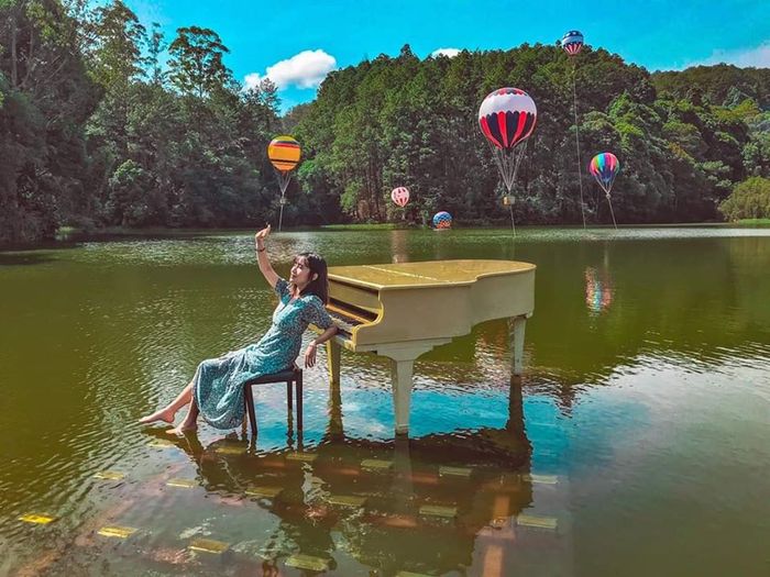 Đến Lạc Tiên Giới Đà Lạt ngắm thung lũng khinh khí cầu, đàn piano giữa mặt  hồ