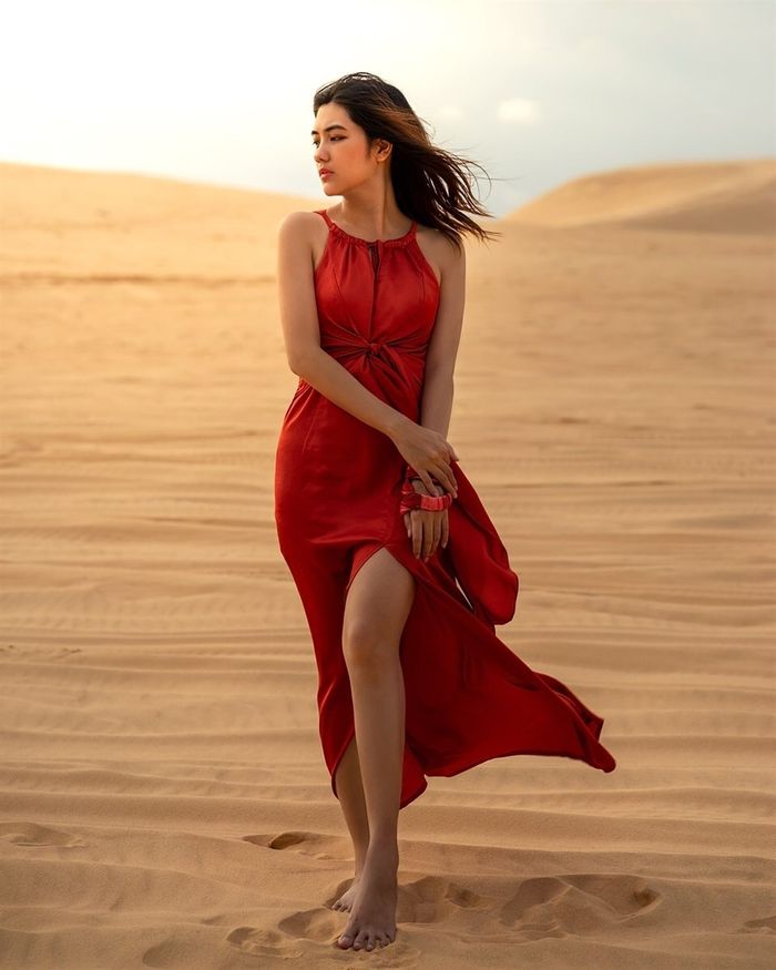 Đầm dài đỏ phù hợp khi du lịch đồi cát
