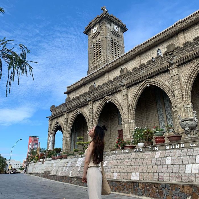 Du lịch Nha Trang tự túc check-in nhà thờ Đá