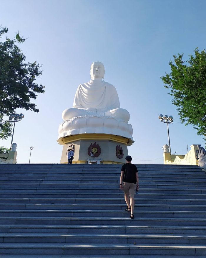 Tượng Phật cao lớn chùa Long Sơn