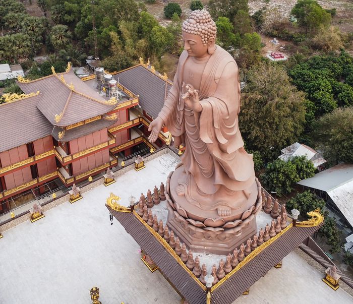 Tượng Phật uy nghiêm nhìn từ trên cao