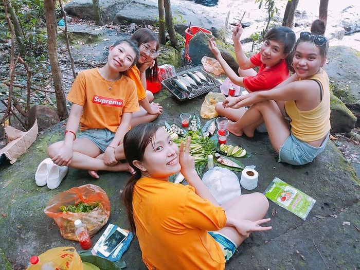 picnic cùng nhóm bạn ở suối Đá Bàn Phú Quốc
