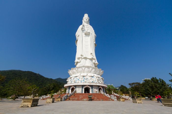 Tượng Phật Bà Quan Âm chùa Linh Ứng