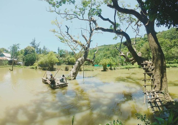 Hồ nước yên tĩnh tại Nhất Thủy Lâm Trang Trà