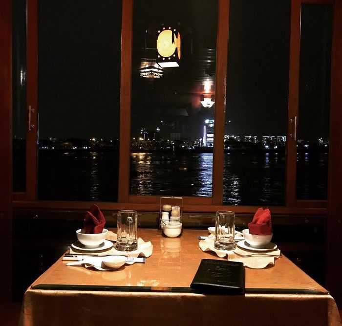 View nhìn ra thành phố lấp lánh ánh đèn trên sông Sài Gòn