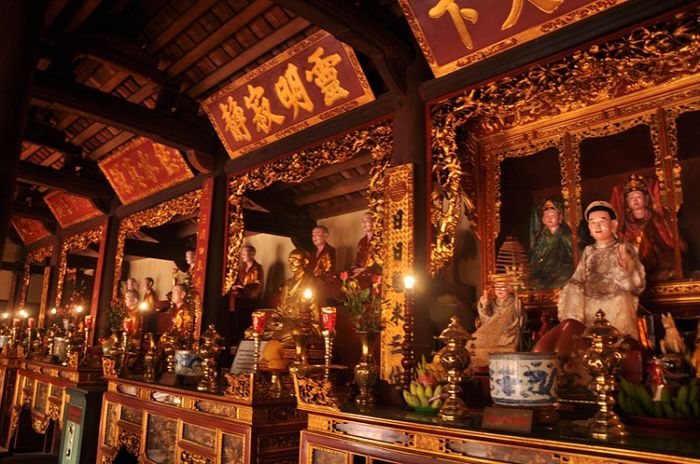 Điện thờ chùa Trấn Quốc cổ kính, trang nghiêm