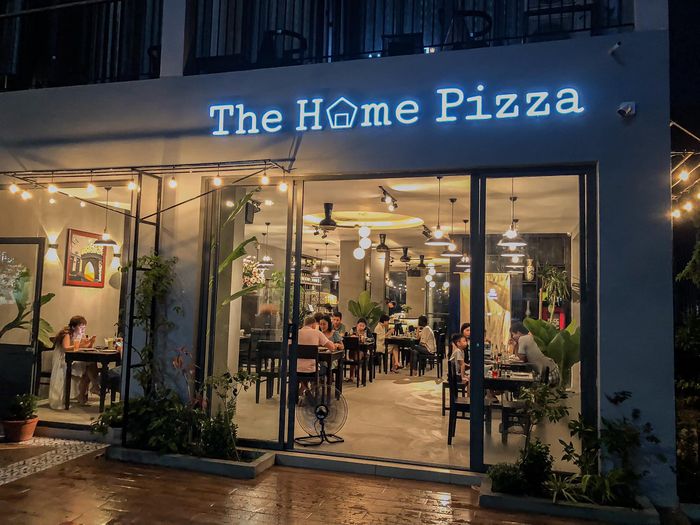 The Home Pizza nổi tiếng với món pizza gỏi cá trích