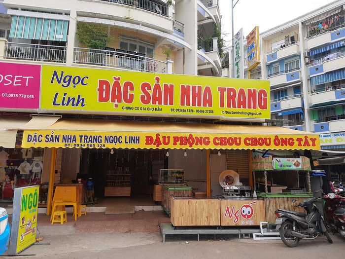 Cửa hàng Ngọc Linh nổi tiếng với đặc sản đậu phộng Chou Chou Ông Tây