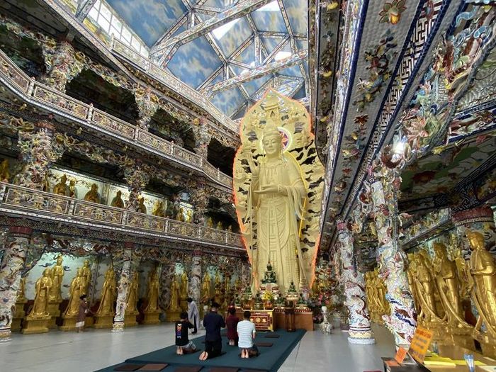 Tượng Phật tuyệt đẹp ở chùa Linh Phước