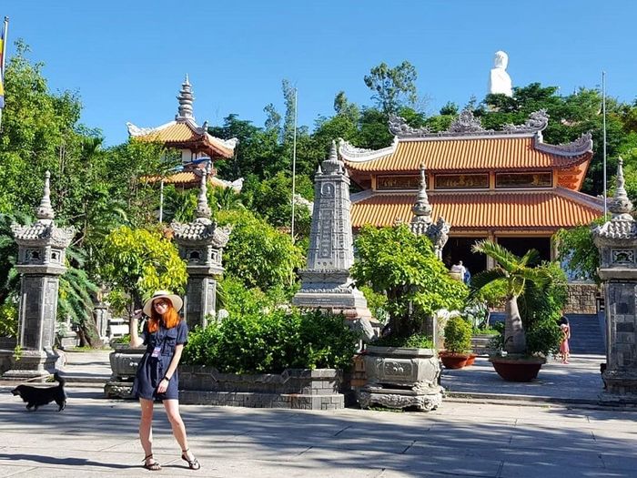Chùa Long Sơn cổ kính ở trung tâm Nha Trang