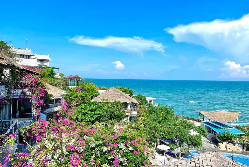 (Review) Rock Water Bay Resort Phan Thiết sang trọng với hồ bơi vô cực