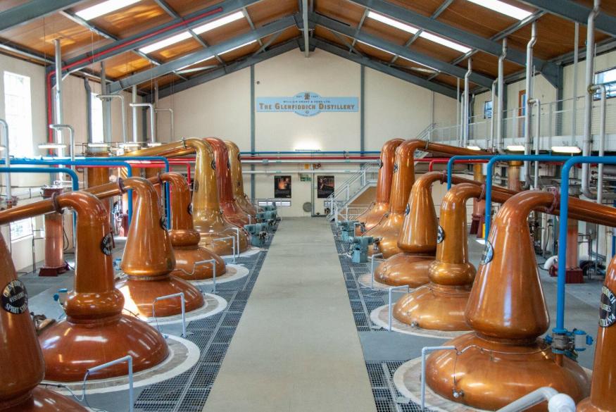 Dãy nồi chưng cất bằng đồng tại nhà chưng cất Glenfiddich, Dufftown, vùng Speyside.